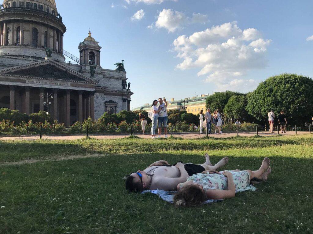 Лето в спб будет жарким. Очень жарко Питер. Дождь в Питере сегодня фото.