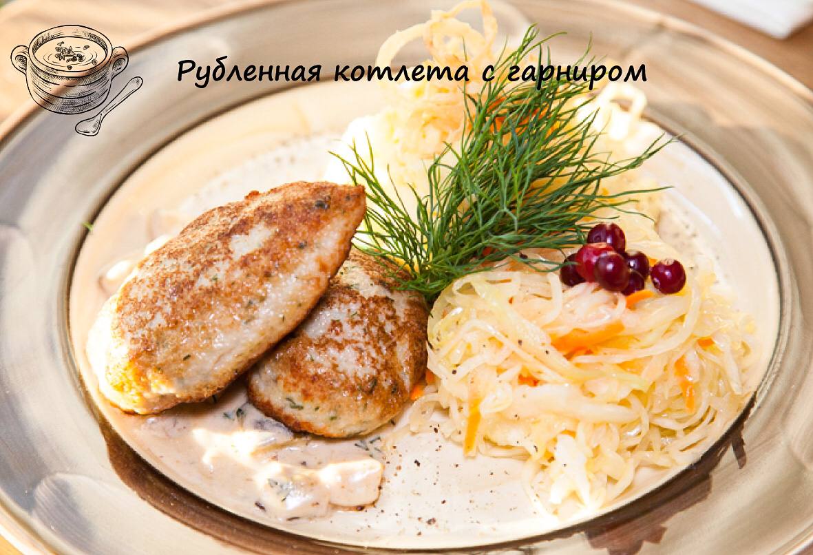 Подлива к рыбным котлетам. Котлеты рыбные с гарниром и соусом. Куриные котлетки с пюре. Куриные биточки с пюре. Куриное филе с пюре.