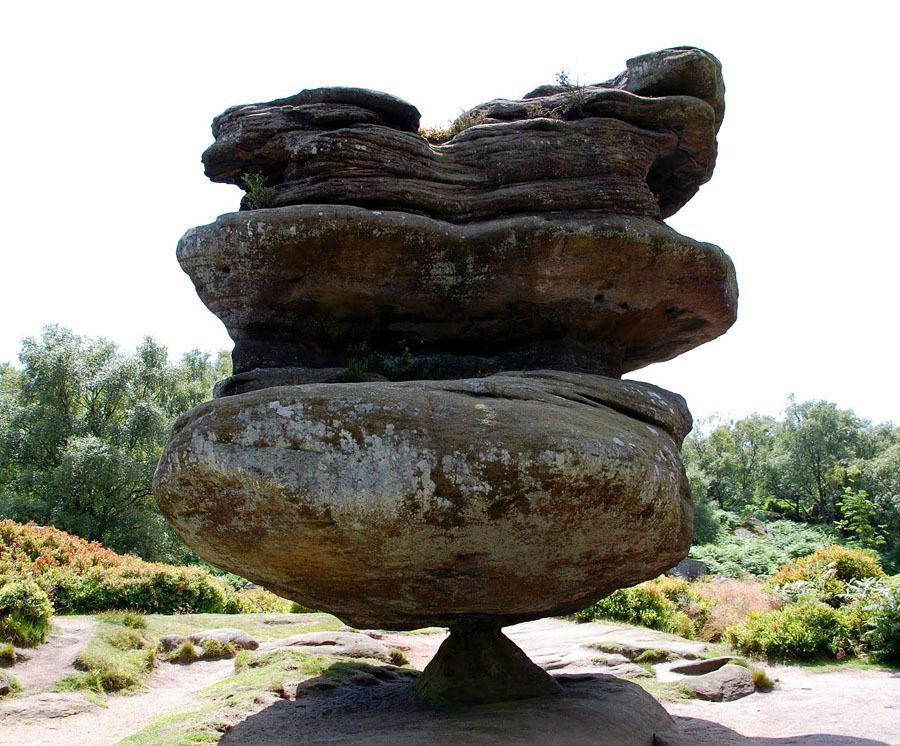 Самые популярные камни. Балансирующий камень в Бримхэм Рокс. Скала-идол в Бримхэм Рокс. Скала идола в Англии. Камень Куммакиви Финляндия.