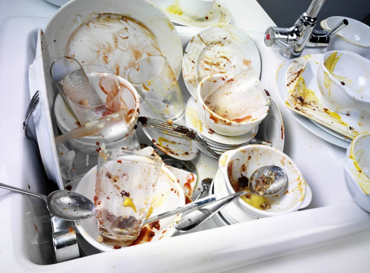 The dishes were delicious. Грязная посуда. Грязная посуда в раковине. Гора грязной посуды. Гора грязной посуды в раковине.