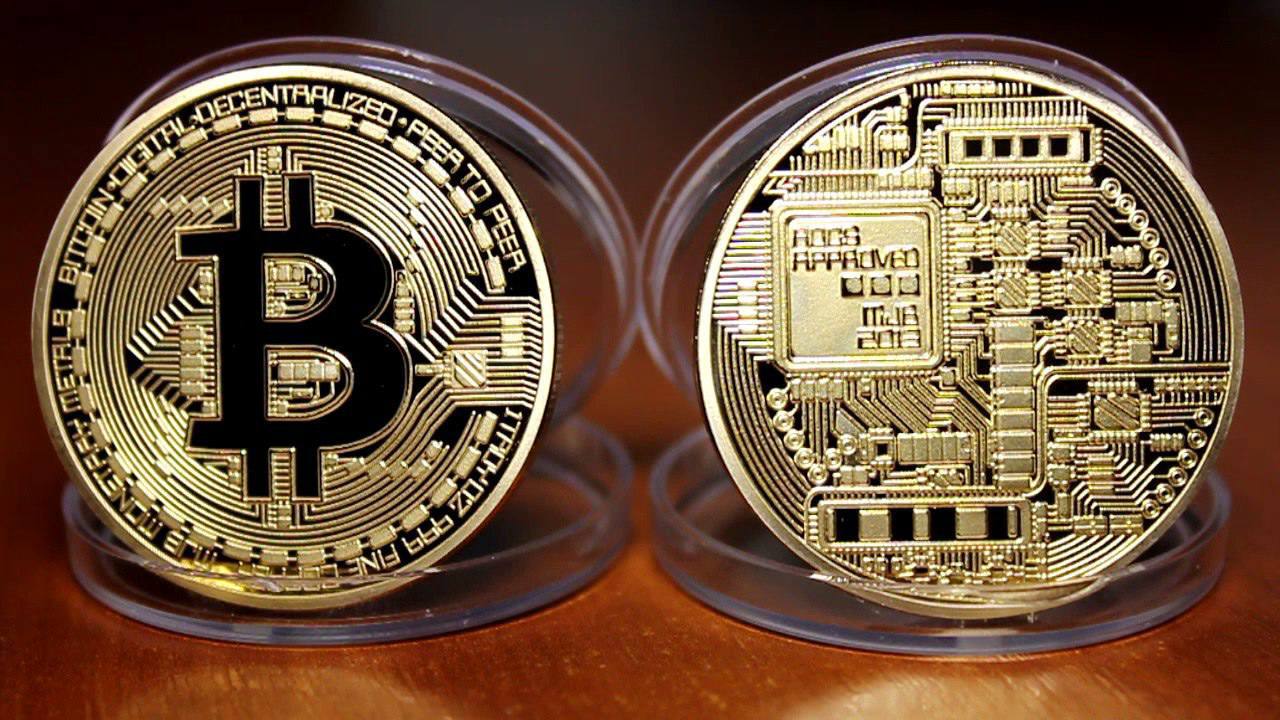 Можно ли монету. 1 Биткоин монета. Биткоин монета настоящая. Монета биткоин Bitcoin. Сувенирная монета биткоин (Bitcoin), золото.