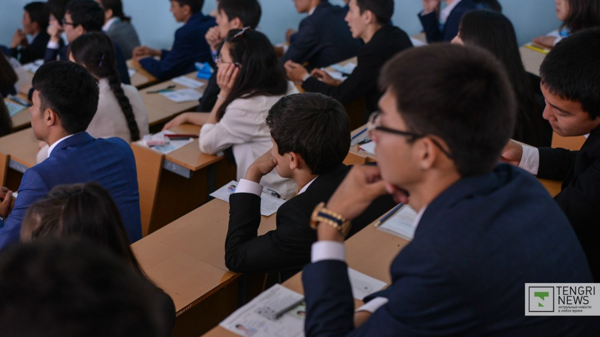 Квоты для студентов. ЕНТ фото. Обучаться. Картинки преподаватель с тремя казахстанскими студентами.