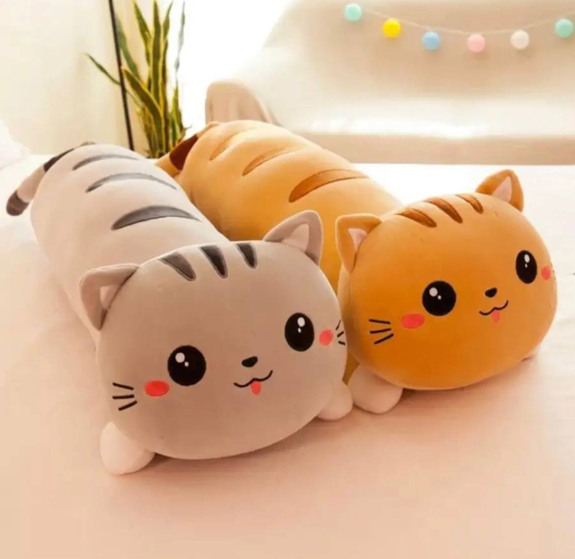 Кошка мягкая длинная. Кот батон 80 см. Кошка подушка длинная. Игрушка подушка длинная. Мягкая игрушка котик длинный.