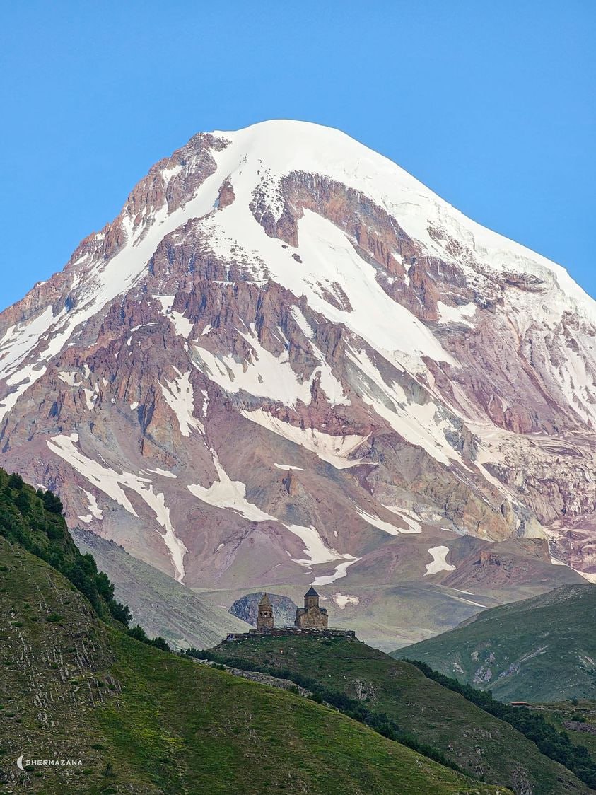 Kazbek is highest. Самая высокая гора в Грузии. Красные горы Грузия. Гора грузинка Краснодарский край