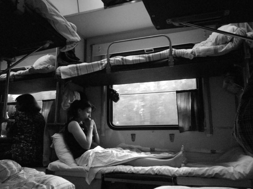 Я не такая в поезде. Девушки в плацкарте. Девочки в поезде. Купе в поезде. Советское купе в поезде.