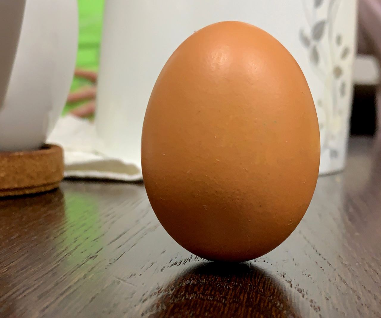 поставить яйцо на стол