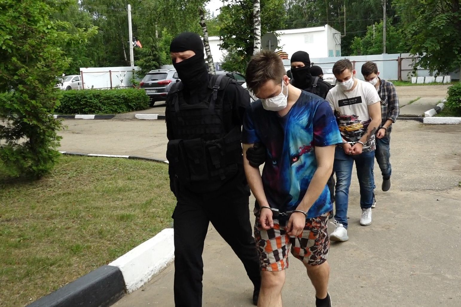 Чёрного наркоторговца две полицейские допрашивают и пытают сексом Чёрного наркоторговца две полицейские допрашивают и пытают сексом