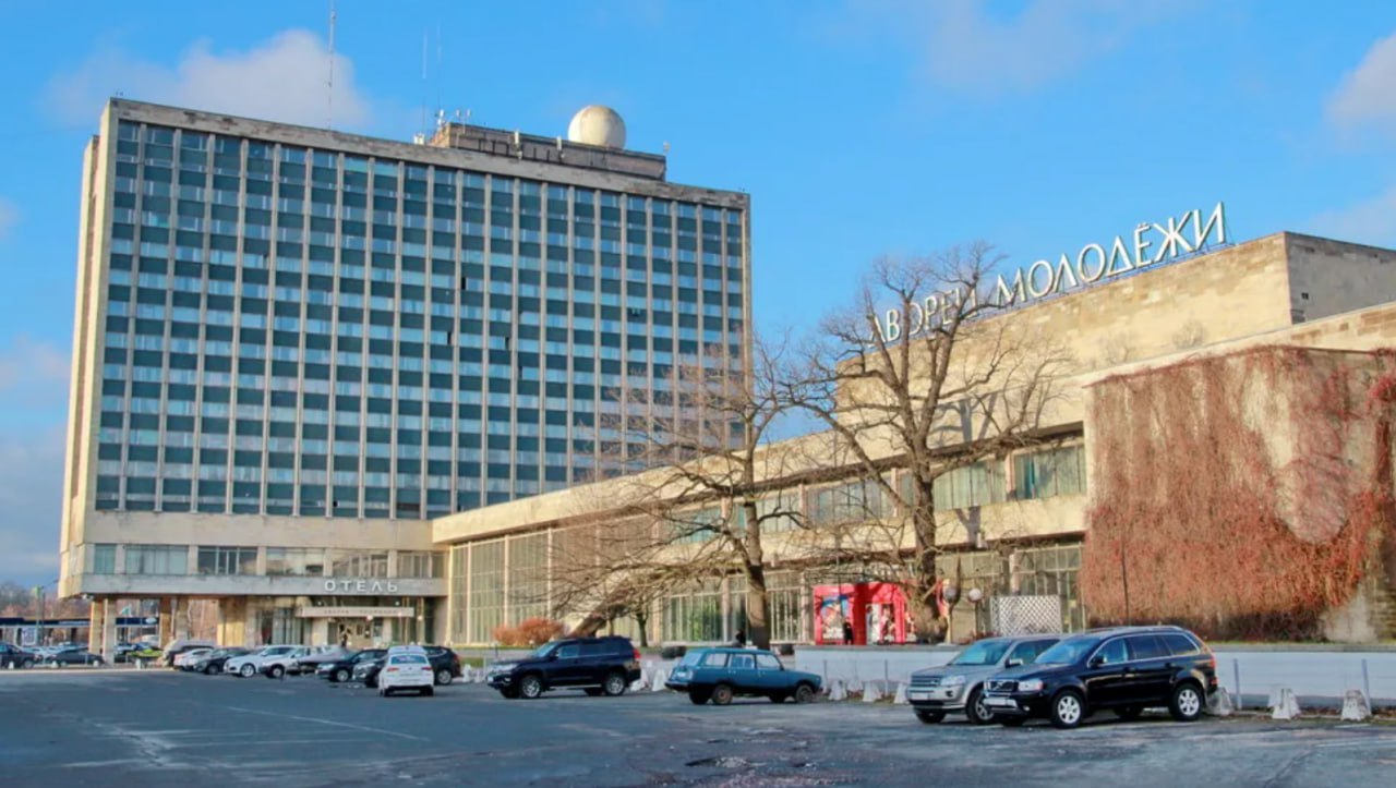 Здание лдм на песочной набережной. Дворец молодёжи екатеринбург зал. Дк юбилейный уфа. Дворец молодёжи петропавловская 185. Улица перелета 1 омск дворец молодежи.