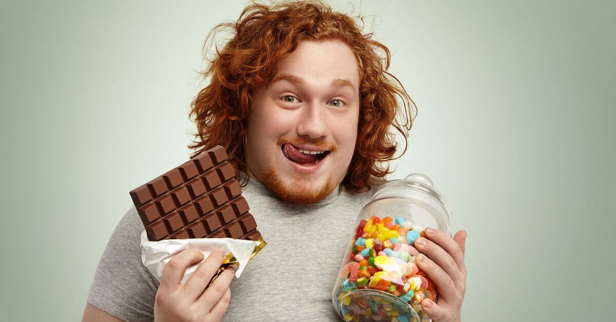 Нравлюсь толстым парням. Мужчина ест сладости. Сладкоежка мужик. Мужчина ест конфеты. Сладости для мужчин.