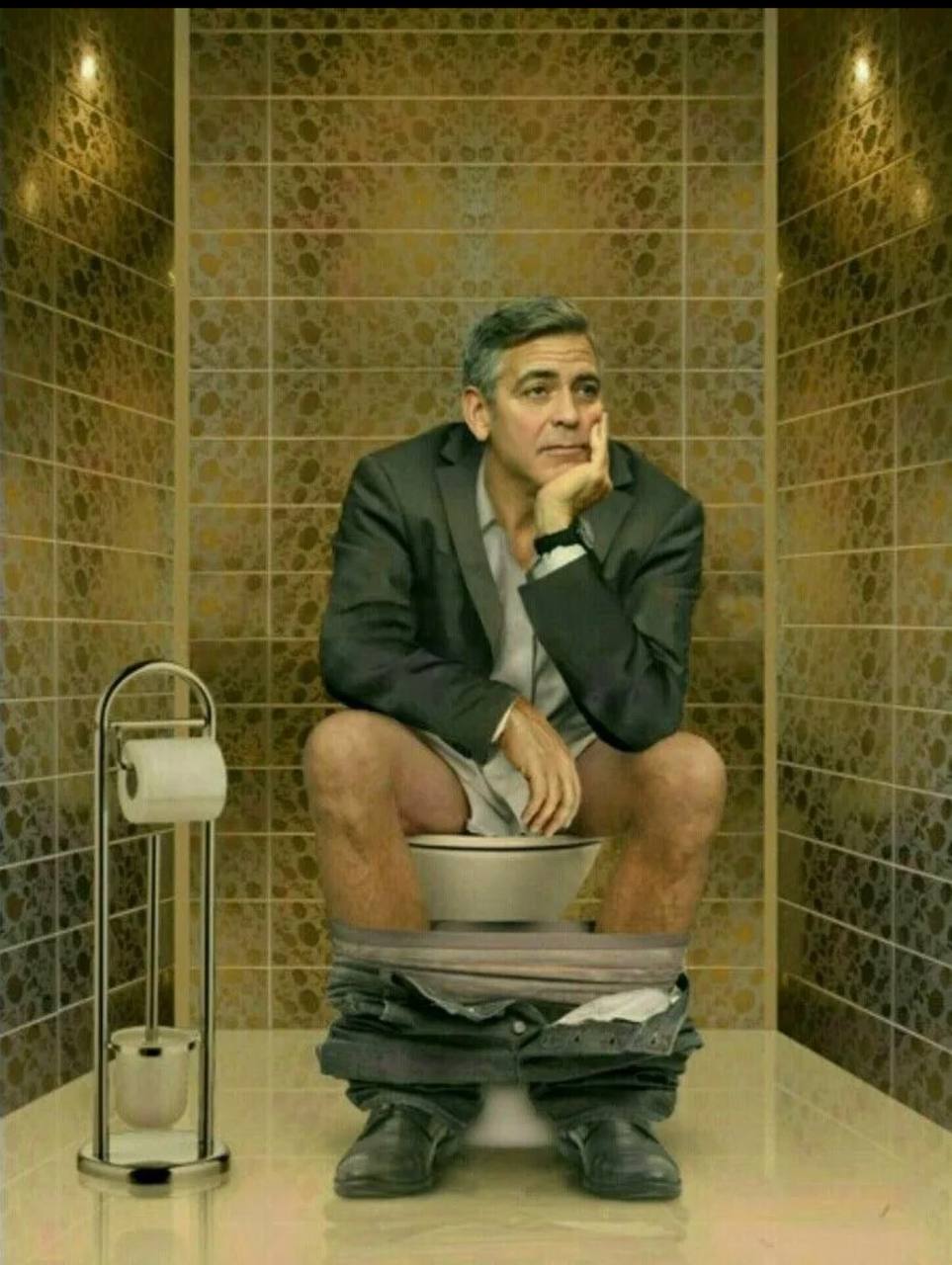 Подожди в туалет. Наклейка "туалет". Подожди в туалет. Человечек сидит на унитазе. Сидя на унитазе.