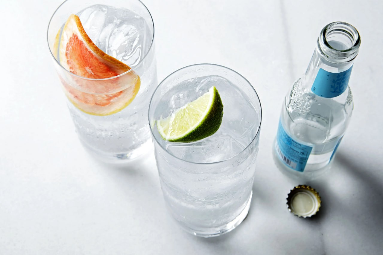 Джин (напиток). Закуска под мохито. Закуски к джину с тоником. Джин тоник вода. Закуска к мохито.