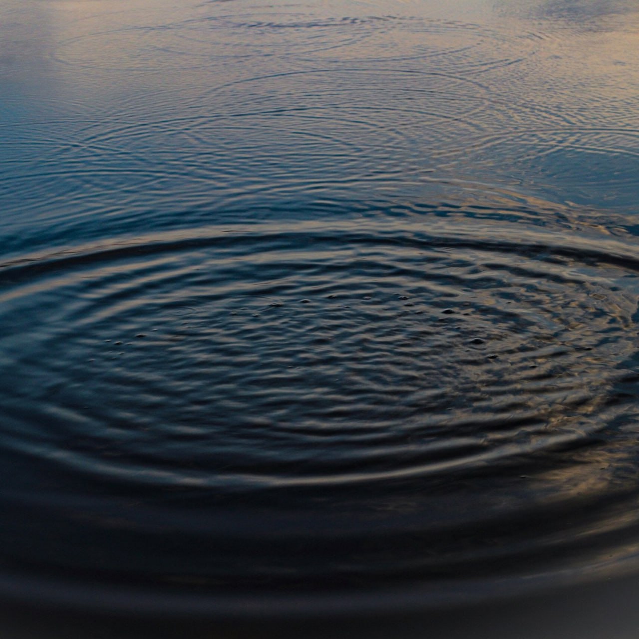 1 месяц в озере. Круги на воде. Концентрические круги на воде. Эффект круги на воде. Круги на воде иллюстрация.