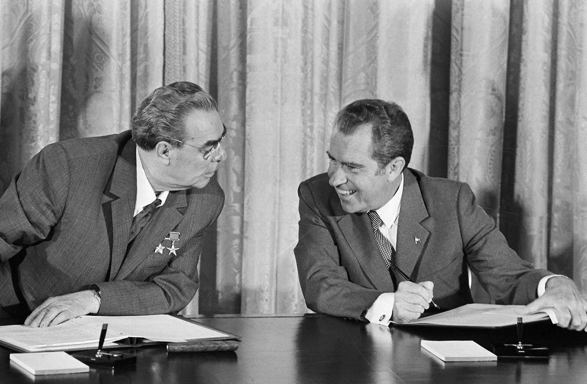 Мировая в конце переговоров. Доктрина Никсона 1969. Никсон и Брежнев 1972. Никсон и Брежнев 1969.