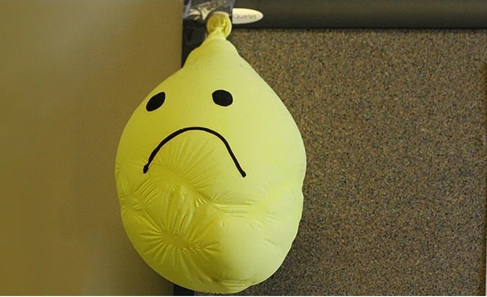 Лопнувший воздушный шарик. Сдулся фото. Под сдулся. Шарик сдувается. Шарик сдувается.