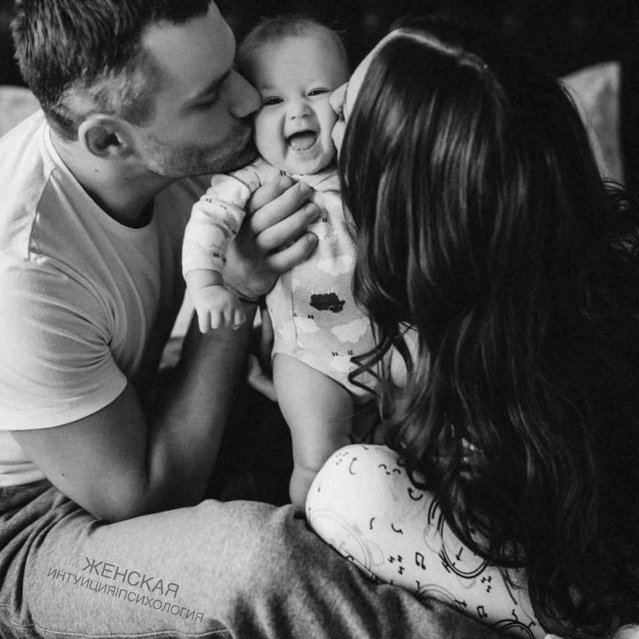 Крепкая семья все беременным. Красивые пары с детьми. Семейное счастье. Любящая семья с детьми. Красивая семья.