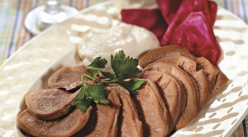 Язык говяжий с хреном. Язык говяжий рецепт приготовления фото. Язык свиной нарезка. Вареный говяжий язык. Говяжий язык нарезанный.