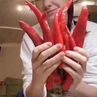 Красный перец эстетика. Как уменьшить остроту перца. Перец горький круглый. Перец горький пикантный. Перец острый аджика.